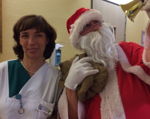 Weihnachtsmann und Krankenschwester